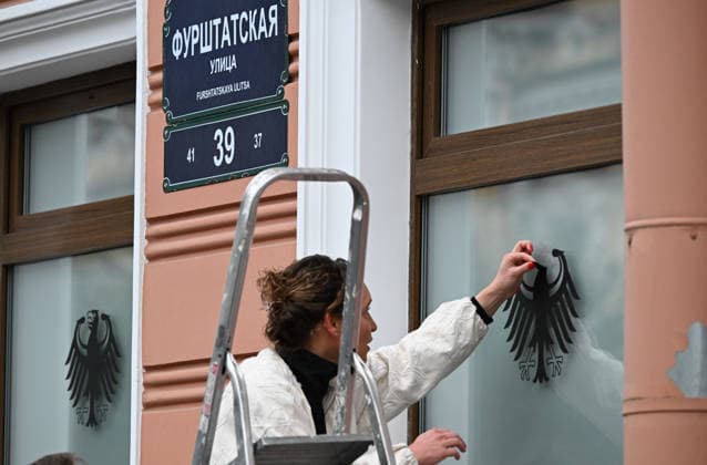 Russia Germany Consulate Closure 9245113 17.09.2026 A staff member removes the national coat of arms from the window of the building housing the German Consulate General in St. Petersburg, Russia. Germany closed the Russian Consulate General in Bonn and terminated an agreement governing the Russian House in Berlin following an attempted drone attack at Leipzig Halle Airport. Russia said it would close the German Consulate General in St. Petersburg and Goethe-Institut branches in response. Grigory Dukor Sputnik St. Petersburg Russia  Copyright: xGrigoryxDukorx