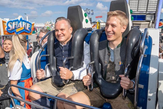 Dominik Krause, Münchner Oberbürgermeister, mit Dr. Christian Scharpf, Wiesnchef, in der Wiesn-Neuheit Shake & Roll, neues Fahrgeschäft beim Oktoberfest 2026, beim traditionellen Presserundgang, München, 17. September 2026 Deutschland, München, 17. September 2026, Oktoberfest 2026, Dominik Krause, Münchner Oberbürgermeister, (Grüne), mit Dr. Christian Scharpf, Wiesnchef und Wirtschaftsreferent, in der Wiesn-Neuheit Shake & Roll, neues Fahrgeschäft beim Oktoberfest 2026, beim traditionellen Presserundgang über die Wiesn, die Wiesn 2026 beginnt am 19. September und dauert bis zum 4. Oktober 2026, Volksfest, Theresienwiese, bayerisch, Bayern