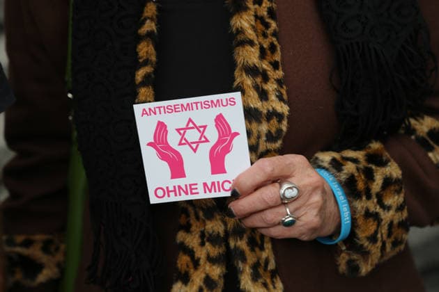 Berlin, Deutschland 17.09.2026: Detailaufnahme einer Teilnehmerin der Solidaritätsaktion Berlin trägt Davidstern mit einem Aufkleber Antisemitismus ohne mich und Davidstern. Am Handgelenk trägt sie ein Armband mit der Aufschrift Israel lebt!. Antisemitismus, gegen Antisemitismus, Davidstern, Israel, jüdisches Leben, jüdische Gemeinschaft, Solidarität, Symbolbild, Detailaufnahme, Zivilgesellschaft, Neukölln. Copyright: xAlonxDavidx