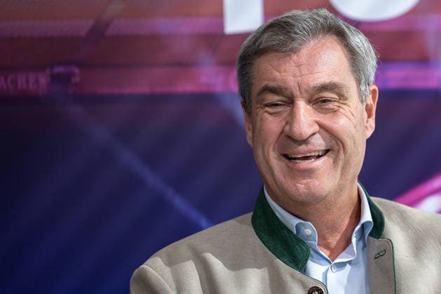 Interessensbekundung der Stadt Nürnberg, Freistaat Bayern und BLSV zu den Finals 20XX, Nürnberg, 17.09.2026 Ministerpräsident Dr. Markus Söder (CSU) lacht bei der Interessensbekundung zu Die Finals im Max Morlock Stadion. Der Politiker zeigt sich sichtlich gut gelaunt und tritt in Tracht auf. Nürnberg Max Morlock Stadion Bayern Deutschland