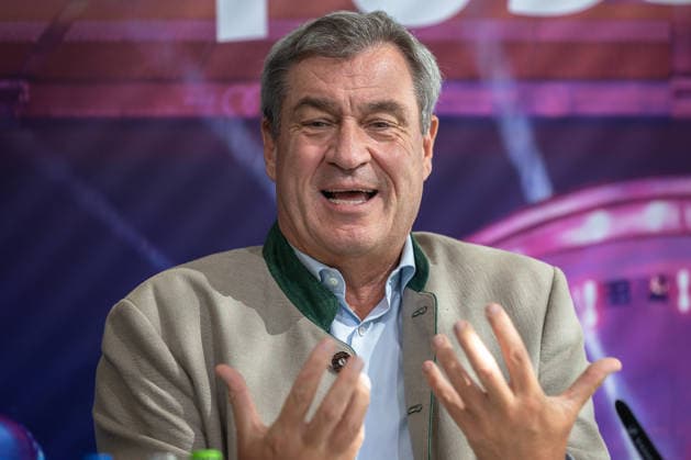 Interessensbekundung der Stadt Nürnberg, Freistaat Bayern und BLSV zu den Finals 20XX, Nürnberg, 17.09.2026 Ministerpräsident Dr. Markus Söder (CSU) spricht lebhaft gestikulierend bei einer Pressekonferenz im Max Morlock Stadion. Anlass ist die Interessensbekundung der Stadt Nürnberg, des Freistaats Bayern und des BLSV zu den Finals, einer der größten Multisportveranstaltungen Deutschlands. Nürnberg Max Morlock Stadion Bayern Deutschland