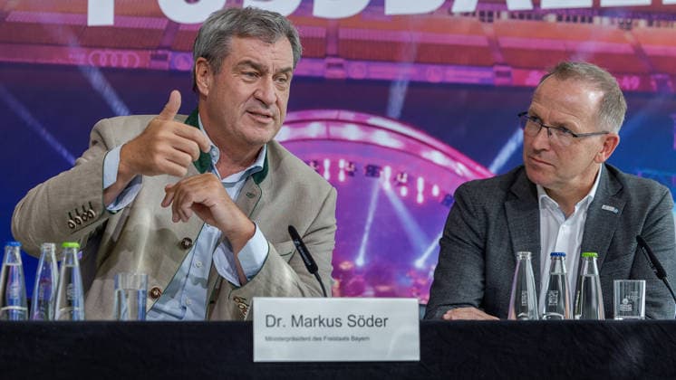 Interessensbekundung der Stadt Nürnberg, Freistaat Bayern und BLSV zu den Finals 20XX, Nürnberg, 17.09.2026 Ministerpräsident Dr. Markus Söder (CSU) erläutert bei einer Pressekonferenz im Max Morlock Stadion die Bewerbung um Die Finals mit ÑÐ½ÐµÑÄÐ³ischer Geste. Neben ihm sitzt Jörg Ammon, Präsident des Bayerischen Landes-Sportverbands, der aufmerksam zuhört. Nürnberg Max Morlock Stadion Bayern Deutschland
