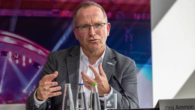 Interessensbekundung der Stadt Nürnberg, Freistaat Bayern und BLSV zu den Finals 20XX, Nürnberg, 17.09.2026 Jörg Ammon, Präsident des Bayerischen Landes-Sportverbands e. V., spricht bei einer Pressekonferenz zur Interessensbekundung für Die Finals im Max Morlock Stadion. Mit lebhafter Gestik erläutert er die Bedeutung der Deutschen Meisterschaften für den Sport in der Region. Nürnberg Max Morlock Stadion Bayern Deutschland