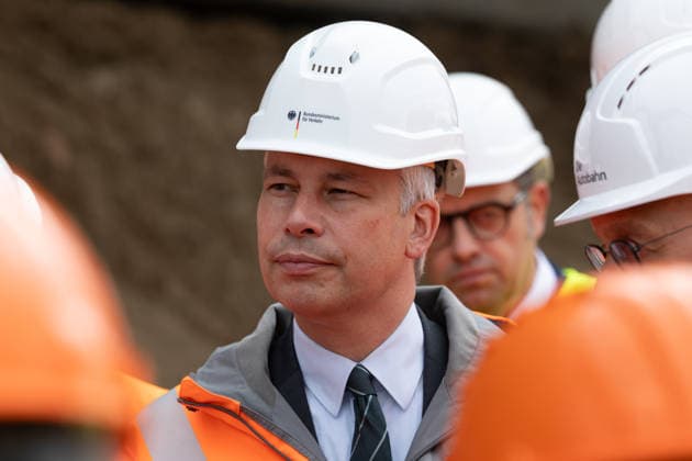 Bundesverkehrsminister Steffen Bilger informiert sich über Abrissarbeiten an der Vorlandbrücke der Nordbrücke in Bonn - 17.09.26 Bundesverkehrsminister Steffen BILGER (CDU) informiert sich vor Ort über den Stand der Abrissarbeiten an der linksrheinischen Vorlandbrücke der Nordbrücke (Friedrich-Ebert-Brücke, A565) in Bonn-Graurheindorf. Bonn Graurheindorf Nordrhein-Westfalen Deutschland Copyright: xMarcxJohnx