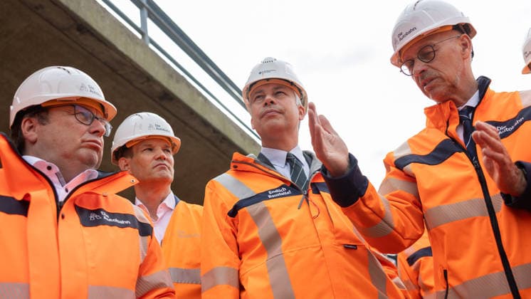 Bundesverkehrsminister Steffen Bilger informiert sich über Abrissarbeiten an der Vorlandbrücke der Nordbrücke in Bonn - 17.09.26 NRW Landesminister für Umwelt, Naturschutz und Verkehr Oliver Krischer (Die Grünen), Drogenbeauftragter der Bundesregierung Hendrik STREECK (CDU), Bundesverkehrsminister Steffen BILGER (CDU), Dirk Brandenburger (Autobahn GmbH) informieren sich vor Ort über den Stand der Abrissarbeiten an der linksrheinischen Vorlandbrücke der Nordbrücke (Friedrich-Ebert-Brücke, A565) in Bonn-Graurheindorf. Bonn Graurheindorf Nordrhein-Westfalen Deutschland Copyright: xMarcxJohnx