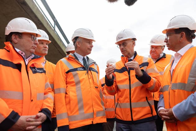 Bundesverkehrsminister Steffen Bilger informiert sich über Abrissarbeiten an der Vorlandbrücke der Nordbrücke in Bonn - 17.09.26 NRW Landesminister für Umwelt, Naturschutz und Verkehr Oliver Krischer (Die Grünen), Drogenbeauftragter der Bundesregierung Hendrik STREECK (CDU), Bundesverkehrsminister Steffen BILGER (CDU), Dirk Brandenburger (Autobahn GmbH), Ingo Steiner, Oberbürgermeister der Stadt Bonn Guido DEUS (CDU) informieren sich vor Ort über den Stand der Abrissarbeiten an der linksrheinischen Vorlandbrücke der Nordbrücke (Friedrich-Ebert-Brücke, A565) in Bonn-Graurheindorf. Bonn Graurheindorf Nordrhein-Westfalen Deutschland Copyright: xMarcxJohnx