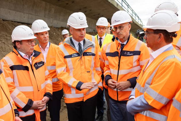 Bundesverkehrsminister Steffen Bilger informiert sich über Abrissarbeiten an der Vorlandbrücke der Nordbrücke in Bonn - 17.09.26 NRW Landesminister für Umwelt, Naturschutz und Verkehr Oliver Krischer (Die Grünen), Drogenbeauftragter der Bundesregierung Hendrik STREECK (CDU), Bundesverkehrsminister Steffen BILGER (CDU), Dirk Brandenburger (Autobahn GmbH), Oberbürgermeister der Stadt Bonn Guido DEUS (CDU) informieren sich vor Ort über den Stand der Abrissarbeiten an der linksrheinischen Vorlandbrücke der Nordbrücke (Friedrich-Ebert-Brücke, A565) in Bonn-Graurheindorf. Bonn Graurheindorf Nordrhein-Westfalen Deutschland Copyright: xMarcxJohnx