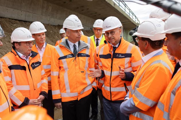 Bundesverkehrsminister Steffen Bilger informiert sich über Abrissarbeiten an der Vorlandbrücke der Nordbrücke in Bonn - 17.09.26 NRW Landesminister für Umwelt, Naturschutz und Verkehr Oliver Krischer (Die Grünen), Drogenbeauftragter der Bundesregierung Hendrik STREECK (CDU), Bundesverkehrsminister Steffen BILGER (CDU), Dirk Brandenburger (Autobahn GmbH), Oberbürgermeister der Stadt Bonn Guido DEUS (CDU), Parlamentarischer Staatssekretär beim Bundesminister der Verteidigung Sebastian HARTMANN (SPD, MdB Rhein-Sieg-Kreis I) informieren sich vor Ort über den Stand der Abrissarbeiten an der linksrheinischen Vorlandbrücke der Nordbrücke (Friedrich-Ebert-Brücke, A565) in Bonn-Graurheindorf. Bonn Graurheindorf Nordrhein-Westfalen Deutsch Copyright: xMarcxJohnx