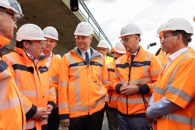 Bundesverkehrsminister Steffen Bilger informiert sich über Abrissarbeiten an der Vorlandbrücke der Nordbrücke in Bonn - 17.09.26 NRW Landesminister für Umwelt, Naturschutz und Verkehr Oliver Krischer (Die Grünen), Drogenbeauftragter der Bundesregierung Hendrik STREECK (CDU), Bundesverkehrsminister Steffen BILGER (CDU), Dirk Brandenburger (Autobahn GmbH), Oberbürgermeister der Stadt Bonn Guido DEUS (CDU) informieren sich vor Ort über den Stand der Abrissarbeiten an der linksrheinischen Vorlandbrücke der Nordbrücke (Friedrich-Ebert-Brücke, A565) in Bonn-Graurheindorf. Bonn Graurheindorf Nordrhein-Westfalen Deutschland Copyright: xMarcxJohnx