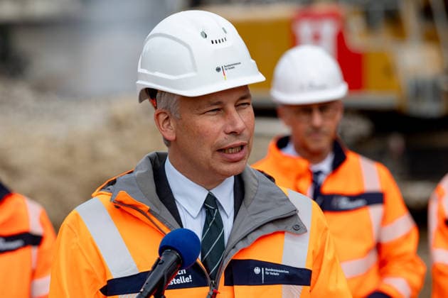 Bundesverkehrsminister Steffen Bilger informiert sich über Abrissarbeiten an der Vorlandbrücke der Nordbrücke in Bonn - 17.09.26 Bundesverkehrsminister Steffen BILGER (CDU) informiert sich vor Ort über den Stand der Abrissarbeiten an der linksrheinischen Vorlandbrücke der Nordbrücke (Friedrich-Ebert-Brücke, A565) in Bonn-Graurheindorf. Bonn Graurheindorf Nordrhein-Westfalen Deutschland Copyright: xMarcxJohnx