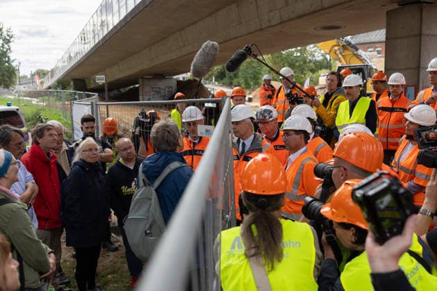 Bundesverkehrsminister Steffen Bilger informiert sich über Abrissarbeiten an der Vorlandbrücke der Nordbrücke in Bonn - 17.09.26 Dialog über dem Bauzaun Bundesverkehrsminister Steffen BILGER (CDU) tauscht sich mit Bürgern aus und informiert sich vor Ort über den Stand der Abrissarbeiten an der linksrheinischen Vorlandbrücke der Nordbrücke (Friedrich-Ebert-Brücke, A565) in Bonn-Graurheindorf. Bonn Graurheindorf Nordrhein-Westfalen Deutschland Copyright: xMarcxJohnx
