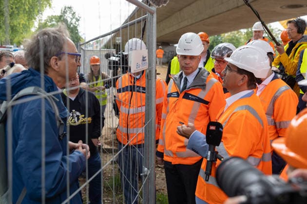 Bundesverkehrsminister Steffen Bilger informiert sich über Abrissarbeiten an der Vorlandbrücke der Nordbrücke in Bonn - 17.09.26 Dialog über dem Bauzaun Bundesverkehrsminister Steffen BILGER (CDU) und Oberbürgermeister der Stadt Bonn Guido DEUS (CDU) tauschen sich mit Bürgern aus und informiert sich vor Ort über den Stand der Abrissarbeiten an der linksrheinischen Vorlandbrücke der Nordbrücke (Friedrich-Ebert-Brücke, A565) in Bonn-Graurheindorf. Bonn Graurheindorf Nordrhein-Westfalen Deutschland Copyright: xMarcxJohnx