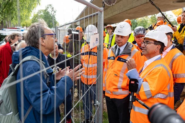 Bundesverkehrsminister Steffen Bilger informiert sich über Abrissarbeiten an der Vorlandbrücke der Nordbrücke in Bonn - 17.09.26 Dialog über dem Bauzaun Bundesverkehrsminister Steffen BILGER (CDU) und Oberbürgermeister der Stadt Bonn Guido DEUS (CDU) tauschen sich mit Bürgern aus und informiert sich vor Ort über den Stand der Abrissarbeiten an der linksrheinischen Vorlandbrücke der Nordbrücke (Friedrich-Ebert-Brücke, A565) in Bonn-Graurheindorf. Bonn Graurheindorf Nordrhein-Westfalen Deutschland Copyright: xMarcxJohnx