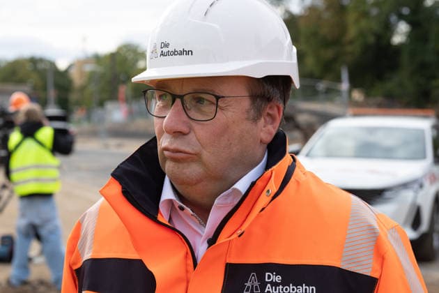 Bundesverkehrsminister Steffen Bilger informiert sich über Abrissarbeiten an der Vorlandbrücke der Nordbrücke in Bonn - 17.09.26 NRW Landesminister für Umwelt, Naturschutz und Verkehr Oliver Krischer (Die Grünen) - Bundesverkehrsminister Steffen BILGER (CDU) informiert sich vor Ort über den Stand der Abrissarbeiten an der linksrheinischen Vorlandbrücke der Nordbrücke (Friedrich-Ebert-Brücke, A565) in Bonn-Graurheindorf. Bonn Graurheindorf Nordrhein-Westfalen Deutschland Copyright: xMarcxJohnx