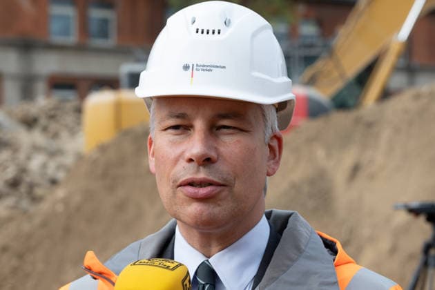 Bundesverkehrsminister Steffen Bilger informiert sich über Abrissarbeiten an der Vorlandbrücke der Nordbrücke in Bonn - 17.09.26 Bundesverkehrsminister Steffen BILGER (CDU) informiert sich vor Ort über den Stand der Abrissarbeiten an der linksrheinischen Vorlandbrücke der Nordbrücke (Friedrich-Ebert-Brücke, A565) in Bonn-Graurheindorf. Bonn Graurheindorf Nordrhein-Westfalen Deutschland Copyright: xMarcxJohnx