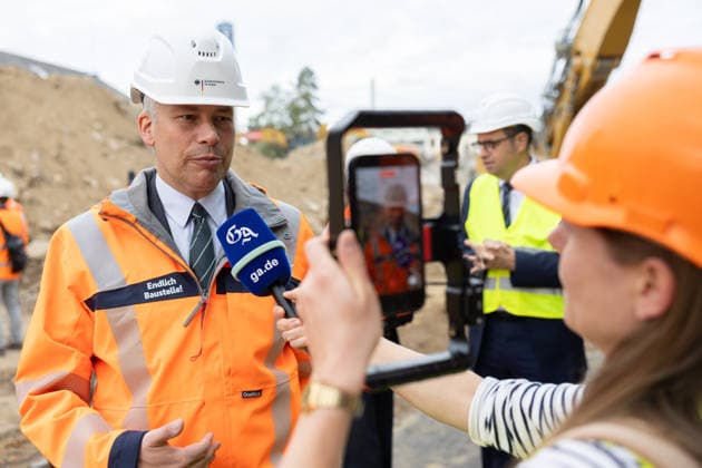 Bundesverkehrsminister Steffen Bilger informiert sich über Abrissarbeiten an der Vorlandbrücke der Nordbrücke in Bonn - 17.09.26 Bundesverkehrsminister Steffen BILGER (CDU) informiert sich vor Ort über den Stand der Abrissarbeiten an der linksrheinischen Vorlandbrücke der Nordbrücke (Friedrich-Ebert-Brücke, A565) in Bonn-Graurheindorf. Bonn Graurheindorf Nordrhein-Westfalen Deutschland Copyright: xMarcxJohnx