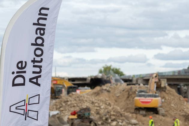 Bagger und Trümmerschutt auf der Baustelle der Vorlandbrücke der Nordbrücke in Bonn - 17.09.26 Spezialbagger und Trümmerschutt prägen das Bild auf der Baustelle der Vorlandbrücke der Nordbrücke (Friedrich-Ebert-Brücke, A565) in Bonn-Graurheindorf, wo Bundesverkehrsminister Steffen BILGER (CDU) sich am Rande eines Pressetermins über den Stand der Abrissarbeiten informierte. Die rund 660 Meter lange Brücke wird in 14 Bauabschnitten abgerissen, die Arbeiten sollen bis Ende November 2026 abgeschlossen sein. Bonn Graurheindorf Nordrhein-Westfalen Deutschland Copyright: xMarcxJohnx