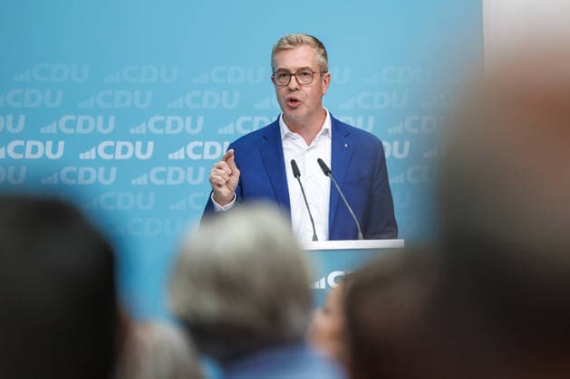 72 Stunden vor Schließung der Wahllokale lädt die CDU Berlin zum Wahlkampf-Schlussspurt ein 72 Stunden vor Schließung der Wahllokale lädt die CDU Berlin zum Wahlkampf-Schlussspurt mit Bundeskanzler Friedrich Merz und dem Spitzenkandidaten der CDU Berlin, Stefan Evers, in das Konrad-Adenauer-Haus ein. Unter dem Titel Extremisten von der Macht fernhalten. Lösungen aus der Mitte. am 17.09.2026 in Berlin. Stefan Evers spricht zu den Anwesenden. Berlin Berlin Deutschland CDU-Bundesgeschäftsstelle (Konrad-Adenauer-Haus)