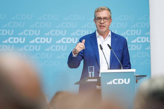 72 Stunden vor Schließung der Wahllokale lädt die CDU Berlin zum Wahlkampf-Schlussspurt ein 72 Stunden vor Schließung der Wahllokale lädt die CDU Berlin zum Wahlkampf-Schlussspurt mit Bundeskanzler Friedrich Merz und dem Spitzenkandidaten der CDU Berlin, Stefan Evers, in das Konrad-Adenauer-Haus ein. Unter dem Titel Extremisten von der Macht fernhalten. Lösungen aus der Mitte. am 17.09.2026 in Berlin. Stefan Evers spricht zu den Anwesenden. Berlin Berlin Deutschland CDU-Bundesgeschäftsstelle (Konrad-Adenauer-Haus)