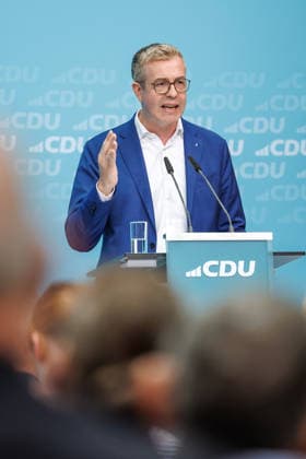 72 Stunden vor Schließung der Wahllokale lädt die CDU Berlin zum Wahlkampf-Schlussspurt ein 72 Stunden vor Schließung der Wahllokale lädt die CDU Berlin zum Wahlkampf-Schlussspurt mit Bundeskanzler Friedrich Merz und dem Spitzenkandidaten der CDU Berlin, Stefan Evers, in das Konrad-Adenauer-Haus ein. Unter dem Titel Extremisten von der Macht fernhalten. Lösungen aus der Mitte. am 17.09.2026 in Berlin. Stefan Evers spricht zu den Anwesenden. Berlin Berlin Deutschland CDU-Bundesgeschäftsstelle (Konrad-Adenauer-Haus)