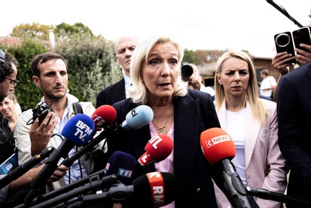 Marine Le Pen Visits Gironde - Le Porge Marine Le Pen, president of the National Rally (Rassemblement National, RN) and candidate for the 2027 French presidential election, meets with residents affected by the major wildfires that hit Gironde during the summer of 2026. The visit takes place near the fire station in Le Porge, as part of a political trip to the department focused on meeting wildfire victims and local professionals. The visit comes in the context of the 2026 Senate elections and the campaign for the 2027 presidential election. Le Porge, Gironde, Nouvelle-Aquitaine, France, September 17, 2026. Photo by Stéphane Duprat ABACAPRESS.COM Le Porge NOUVELLE-AQUITAINE France  Copyright: xDupratxStephane ABACAx