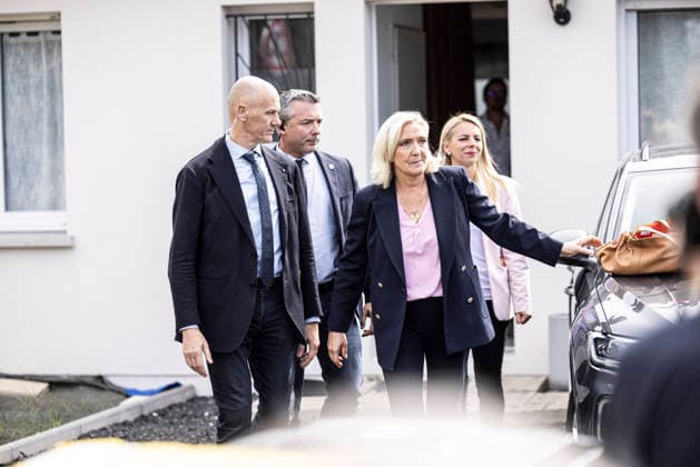 Marine Le Pen Visits Gironde - Le Porge Marine Le Pen, president of the National Rally (Rassemblement National, RN) and candidate for the 2027 French presidential election, meets with residents affected by the major wildfires that hit Gironde during the summer of 2026. The visit takes place near the fire station in Le Porge, as part of a political trip to the department focused on meeting wildfire victims and local professionals. The visit comes in the context of the 2026 Senate elections and the campaign for the 2027 presidential election. Le Porge, Gironde, Nouvelle-Aquitaine, France, September 17, 2026. Photo by Stéphane Duprat ABACAPRESS.COM Le Porge NOUVELLE-AQUITAINE France  Copyright: xDupratxStephane ABACAx