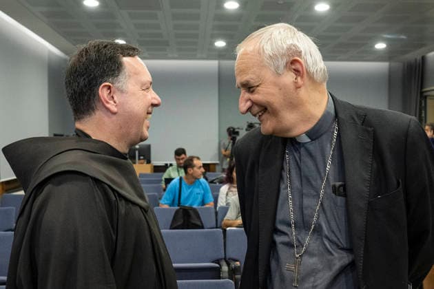 Vatican Italy,Rome,Vatican 2026 09 17 Custodian of the Convent of the Porziuncola in Santa Maria degli Angeli, Brother Saul Tambini (L) talks with Cardinal Matteo Zuppi (R) ,during a Press conference to present the celebrations and the program for the feast of St. Francis of Assisi, Patron Saint of Italy (scheduled for October 3 and 4, 2026) .Copyright Alessia Giuliani Catholicpressphoto EDITORIAL USE ONLY - NO BOOKS Copyright: xALESSIAxGIULIANIx xCatholicxPressxPhotox