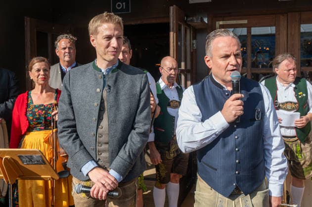 Muenchen, Wiesn, beim Presserundgang 1. Station Volkssaengerzelt Schuetzenlisl mit Oberbuergermeister Dominik Krause und Dr. Christian Scharpf