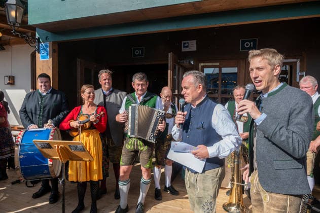 Muenchen, Wiesn, beim Presserundgang 1. Station Volkssaengerzelt Schuetzenlisl mit Oberbuergermeister Dominik Krause und Dr. Christian Scharpf