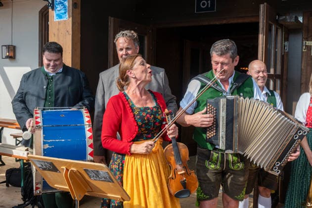 Muenchen, Wiesn, beim Presserundgang 1. Station Volkssaengerzelt Schuetzenlisl v. l. Manfred Kneifel. Forian Fendt, Traudi Siferlinger, Michael Bitsch