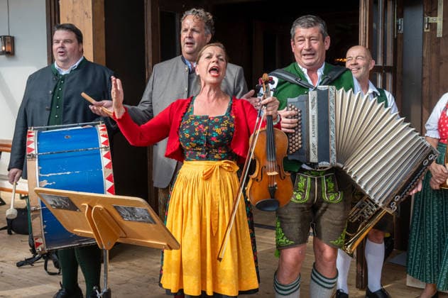Muenchen, Wiesn, beim Presserundgang 1. Station Volkssaengerzelt Schuetzenlisl v. l. Manfred Kneifel. Forian Fendt, Traudi Siferlinger, Michael Bitsch