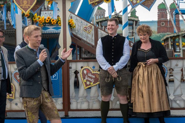 Muenchen, Wiesn, beim Presserundgang 2.. Station , das ikonische 50 Meter Riesenrad seit 1979 auf dem Oktoberfest,v. l. OB Dominik Krause, Sebastian und Gabriele Willenborg