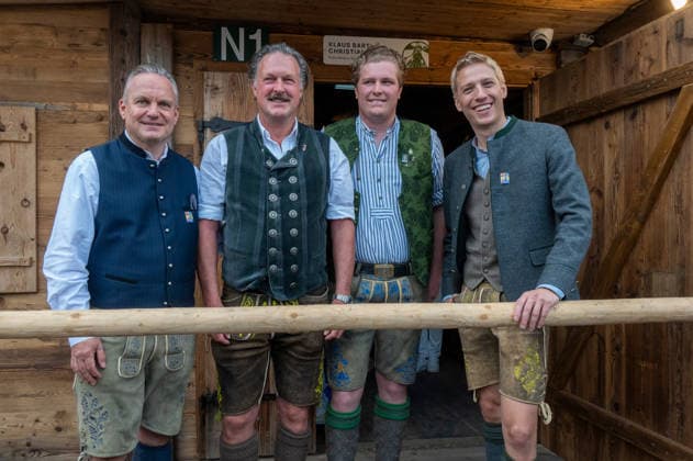 Muenchen, Wiesn, beim Presserundgang 8 Station , Bartls Floesserstadl v. l. Dr. Christian Scharpf, Klaus und Louis Bartl, Ob Dominik Krause
