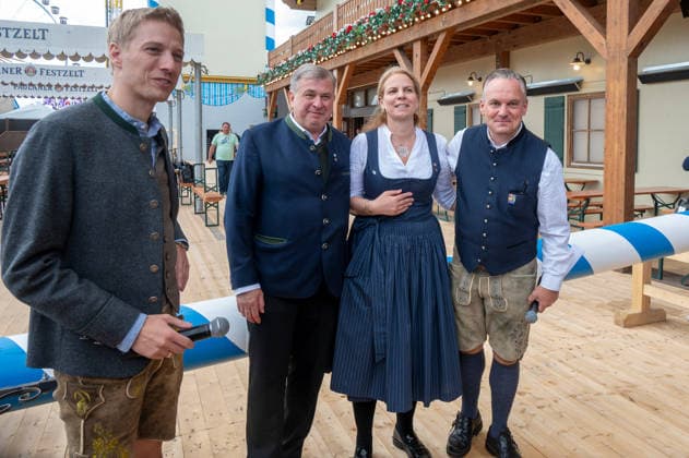Muenchen, Wiesn, beim Presserundgang 9 Station , Paulaner Fstzelt v. l. OB Dominik Krause, Lorenz und Christine Stiftl, Dr. Christian Scharpf