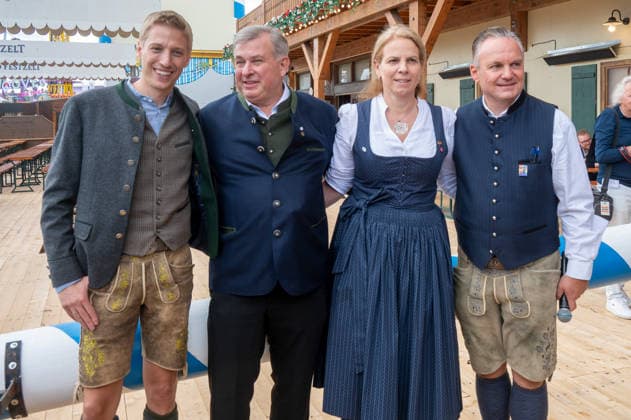 Muenchen, Wiesn, beim Presserundgang 9 Station , Paulaner Fstzelt v. l. OB Dominik Krause, Lorenz und Christine Stiftl, Dr. Christian Scharpf