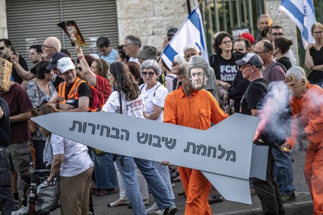 Israelis protest alleged election delay outside Knesset in West Jerusalem JERUSALEM - SEPTEMBER 17: People display models representing warplanes and missiles as Israelis gather outside the Knesset to protest what they allege are attempts by the government of Prime Minister Benjamin Netanyahu to delay the elections or disrupt the electoral process in Jerusalem, on September 17, 2026. Protesters carry banners reading No to war, yes to elections and Our children deserve better, calling for the elections to be held on time. Mostafa Alkharouf Anadolu Jerusalem Israel. Editorial use only. Please get in touch for any other usage.  Copyright: x2026xAnadoluxMostafaxAlkharoufx