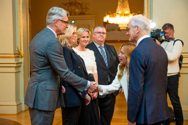 Italias statsminister besoker Norge Oslo 20260917. Italias statsminister Giorgia Meloni og statsminister Jonas Gahr Store (Ap) hilser pa representanter fra italiensk og norsk naeringsliv i regjeringens representasjonsanlegg i Parkveien torsdag ettermiddag. Foto: Stian Lysberg Solum NTB POOL Oslo Norge AfaVc_qsD_I EDITORIAL USE ONLY Ref:_POLAfaVc_qsD_I.jpg Copyright: xStianxLysbergxSolumx xNTBx