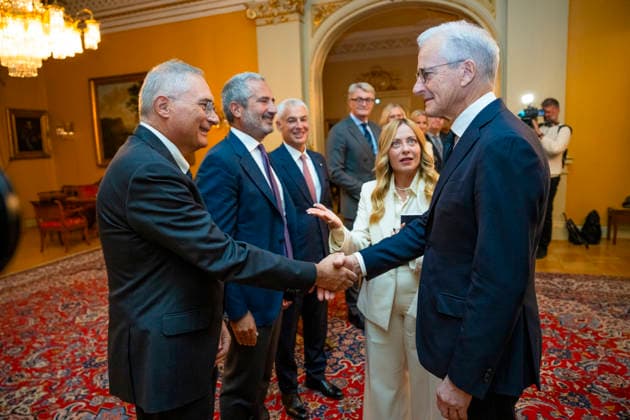 Italias statsminister besoker Norge Oslo 20260917. Italias statsminister Giorgia Meloni og statsminister Jonas Gahr Store (Ap) hilser pa representanter fra italiensk og norsk naeringsliv i regjeringens representasjonsanlegg i Parkveien torsdag ettermiddag. Foto: Stian Lysberg Solum NTB POOL Oslo Norge HB0EWcUwqwM EDITORIAL USE ONLY Ref:_POLHB0EWcUwqwM.jpg Copyright: xStianxLysbergxSolumx xNTBx