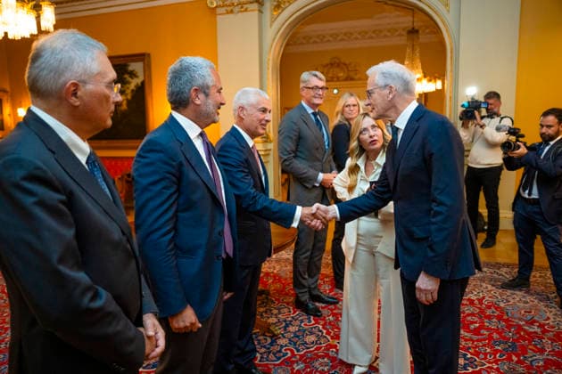 Italias statsminister besoker Norge Oslo 20260917. Italias statsminister Giorgia Meloni og statsminister Jonas Gahr Store (Ap) hilser pa representanter fra italiensk og norsk naeringsliv i regjeringens representasjonsanlegg i Parkveien torsdag ettermiddag. Foto: Stian Lysberg Solum NTB POOL Oslo Norge KbmE_jMnNJg EDITORIAL USE ONLY Ref:_POLKbmE_jMnNJg.jpg Copyright: xStianxLysbergxSolumx xNTBx