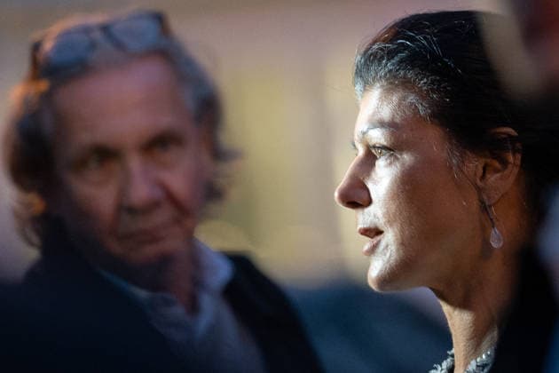 Die Parteigründerin Sahra Wagenknecht spricht Am Markt in Schwerin auf der Abschlussveranstaltung zur Landtagswahl 2026 in Mecklenburg-Vorpommern;Wahlkampfabschluss Partei BSW Bündnis Soziale Gerechtigkeit und Wirtschaftliche Vernunft in Schwerin, Schwerin Mecklenburg-Vorpommern Deutschland Markt