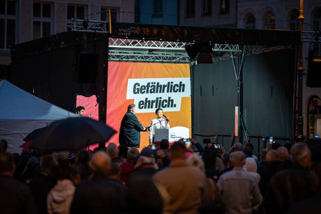 Die Parteigründerin Sahra Wagenknecht spricht Am Markt in Schwerin auf der Abschlussveranstaltung zur Landtagswahl 2026 in Mecklenburg-Vorpommern;Wahlkampfabschluss Partei BSW Bündnis Soziale Gerechtigkeit und Wirtschaftliche Vernunft in Schwerin, Schwerin Mecklenburg-Vorpommern Deutschland Markt