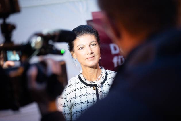 Die Parteigründerin Sahra Wagenknecht spricht Am Markt in Schwerin auf der Abschlussveranstaltung zur Landtagswahl 2026 in Mecklenburg-Vorpommern;Wahlkampfabschluss Partei BSW Bündnis Soziale Gerechtigkeit und Wirtschaftliche Vernunft in Schwerin, Schwerin Mecklenburg-Vorpommern Deutschland Markt