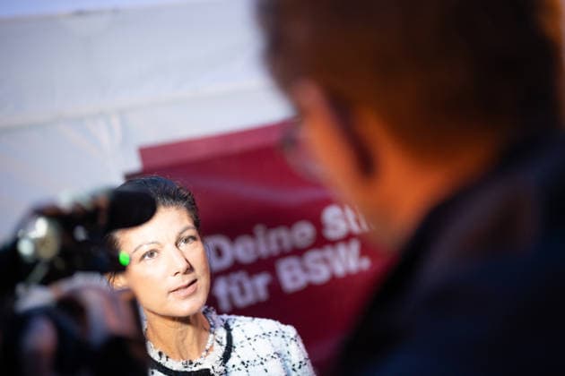Die Parteigründerin Sahra Wagenknecht spricht Am Markt in Schwerin auf der Abschlussveranstaltung zur Landtagswahl 2026 in Mecklenburg-Vorpommern;Wahlkampfabschluss Partei BSW Bündnis Soziale Gerechtigkeit und Wirtschaftliche Vernunft in Schwerin, Schwerin Mecklenburg-Vorpommern Deutschland Markt
