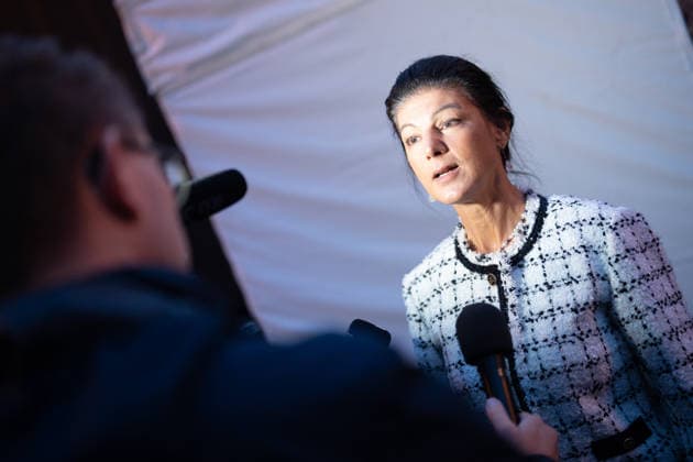 Die Parteigründerin Sahra Wagenknecht spricht Am Markt in Schwerin auf der Abschlussveranstaltung zur Landtagswahl 2026 in Mecklenburg-Vorpommern;Wahlkampfabschluss Partei BSW Bündnis Soziale Gerechtigkeit und Wirtschaftliche Vernunft in Schwerin, Schwerin Mecklenburg-Vorpommern Deutschland Markt
