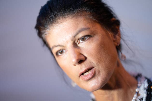 Die Parteigründerin Sahra Wagenknecht spricht Am Markt in Schwerin auf der Abschlussveranstaltung zur Landtagswahl 2026 in Mecklenburg-Vorpommern;Wahlkampfabschluss Partei BSW Bündnis Soziale Gerechtigkeit und Wirtschaftliche Vernunft in Schwerin, Schwerin Mecklenburg-Vorpommern Deutschland Markt