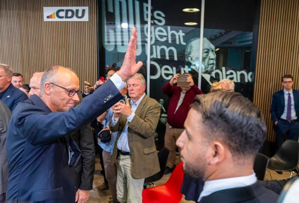 Friedrich Merz EUR, Deutschland, Berlin, 17.09.2026: Bundeskanzler Friedrich Merz grüßt das Berliner CDU Wahlkampfteam - im Hintergrund ein Foto von Konrad Adenauer mit dem Spruch Es geht um Deutschland - Schlussspurt im Konrad-Adenauer-Haus mit dem Bundeskanzler Friedrich Merz und dem Berliner CDU Kandidaten Stefan Evers unter dem Motto Extremisten von der Macht fernhalten. Lösungen aus der Mitte.