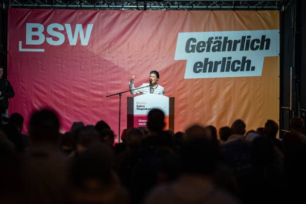 Die Parteigründerin Sahra Wagenknecht spricht Am Markt in Schwerin auf der Abschlussveranstaltung zur Landtagswahl 2026 in Mecklenburg-Vorpommern;Wahlkampfabschluss Partei BSW Bündnis Soziale Gerechtigkeit und Wirtschaftliche Vernunft in Schwerin, Schwerin Mecklenburg-Vorpommern Deutschland Markt