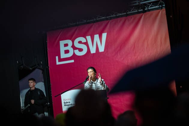 Die Parteigründerin Sahra Wagenknecht spricht Am Markt in Schwerin auf der Abschlussveranstaltung zur Landtagswahl 2026 in Mecklenburg-Vorpommern;Wahlkampfabschluss Partei BSW Bündnis Soziale Gerechtigkeit und Wirtschaftliche Vernunft in Schwerin, Schwerin Mecklenburg-Vorpommern Deutschland Markt