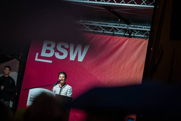 Die Parteigründerin Sahra Wagenknecht spricht Am Markt in Schwerin auf der Abschlussveranstaltung zur Landtagswahl 2026 in Mecklenburg-Vorpommern;Wahlkampfabschluss Partei BSW Bündnis Soziale Gerechtigkeit und Wirtschaftliche Vernunft in Schwerin, Schwerin Mecklenburg-Vorpommern Deutschland Markt