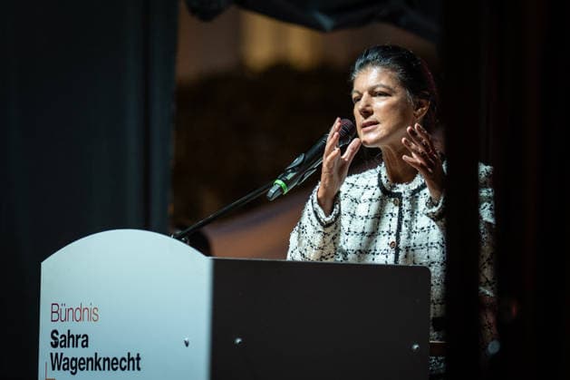 Die Parteigründerin Sahra Wagenknecht spricht Am Markt in Schwerin auf der Abschlussveranstaltung zur Landtagswahl 2026 in Mecklenburg-Vorpommern;Wahlkampfabschluss Partei BSW Bündnis Soziale Gerechtigkeit und Wirtschaftliche Vernunft in Schwerin, Schwerin Mecklenburg-Vorpommern Deutschland Markt